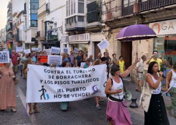 Manifestantes gritando "El Puerto no se vende" / FOTO: Las Tres Rosas