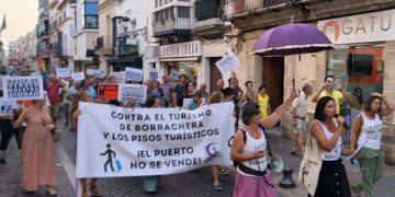 Manifestantes gritando "El Puerto no se vende" / FOTO: Las Tres Rosas