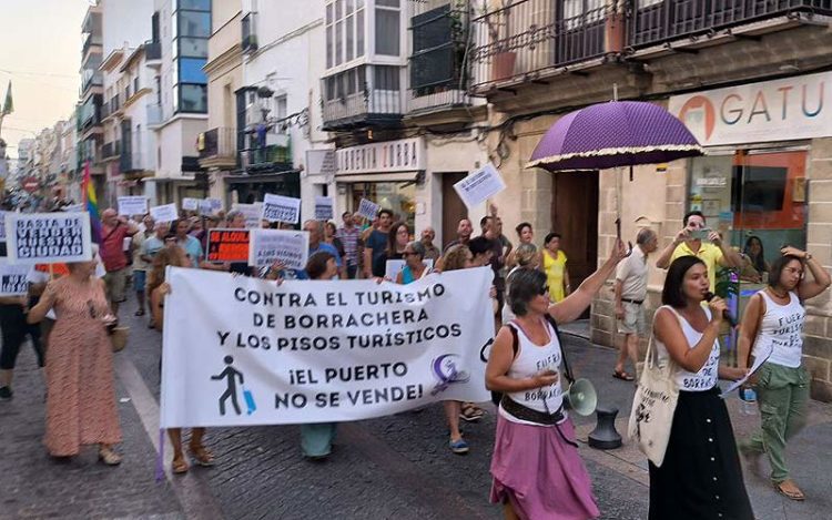 Manifestantes gritando "El Puerto no se vende" / FOTO: Las Tres Rosas