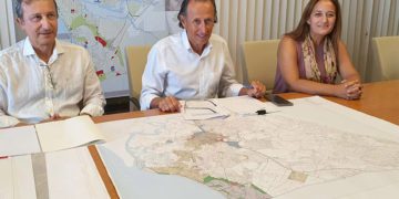 El alcalde entre el concejal de Urbanismo y la anterior responsable / FOTO: Ayto.