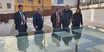 El subsecretario de Turismo visitaba meses atrás la zona del yacimiento fenicio / FOTO: Ayto.