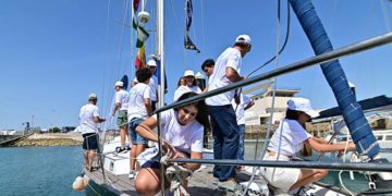 La tripulación da los últimos retoques antes de zarpar / FOTO: Eulogio García
