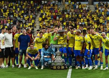 Bromas con la copa en la celebración cadista / FOTO: Eulogio García