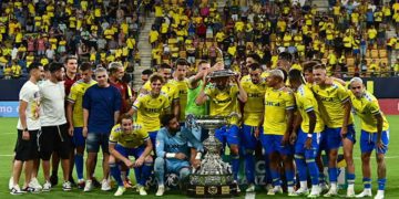Bromas con la copa en la celebración cadista / FOTO: Eulogio García