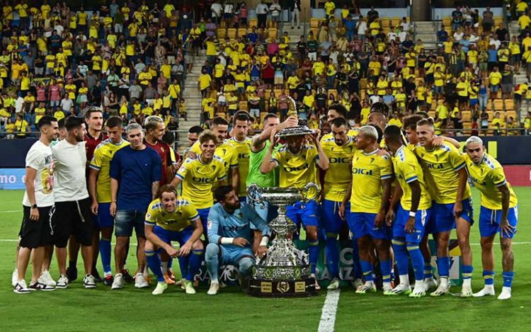 Bromas con la copa en la celebración cadista / FOTO: Eulogio García