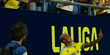 Machís haciéndose una foto para un aficionado en el último Trofeo / FOTO: Eulogio García