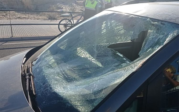 La luna del coche que arrolló al ciudadano ucraniano / FOTO: Ayto.