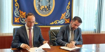 Escenificando la firma del protocolo / FOTO: Zona Franca de Cádiz