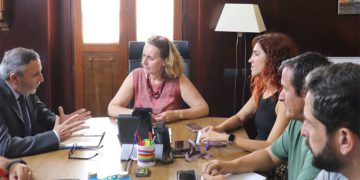 La alcaldesa y parte de su equipo reunidos con el director del astillero / FOTO: Ayto.