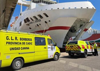 El contingente gaditano accediendo al ferry / FOTO: Trasmediterránea