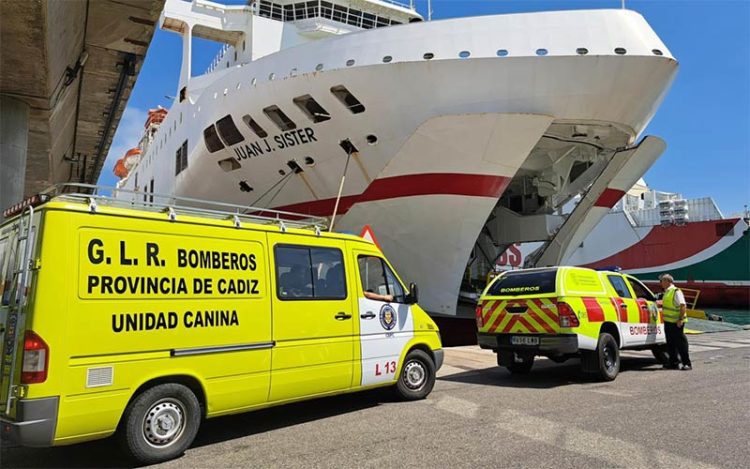 El contingente gaditano accediendo al ferry / FOTO: Trasmediterránea