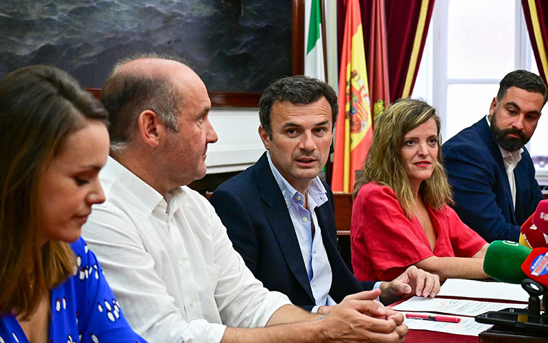 El alcalde haciendo balance respaldado por cuatro de sus concejales / FOTO: Eulogio García