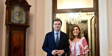 Bruno García posa con la consejera en la puerta de Alcaldía / FOTO: Eulogio García
