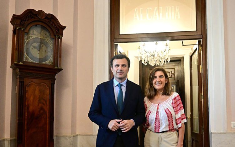 Bruno García posa con la consejera en la puerta de Alcaldía / FOTO: Eulogio García