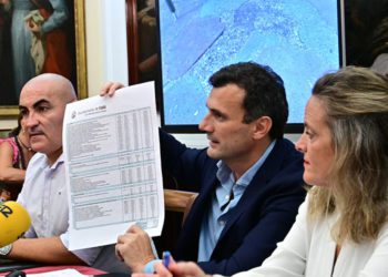 El alcalde muestra un listado de trabajos por ejecutar / FOTO: Eulogio García