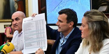 El alcalde muestra un listado de trabajos por ejecutar / FOTO: Eulogio García