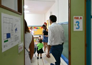 Bruno García entrando en una de las aulas / FOTO: Eulogio García