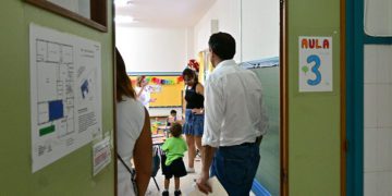 Bruno García entrando en una de las aulas / FOTO: Eulogio García