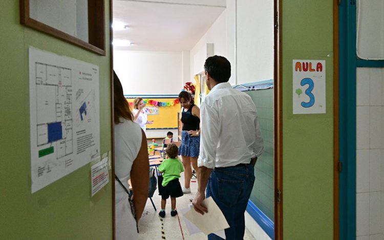 Bruno García entrando en una de las aulas / FOTO: Eulogio García