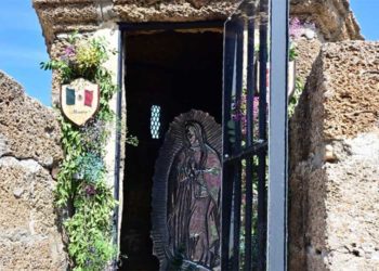 La virgen de Guadalupe ya colocada en una de las garitas defensivas / FOTO: Ayto.