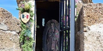 La virgen de Guadalupe ya colocada en una de las garitas defensivas / FOTO: Ayto.