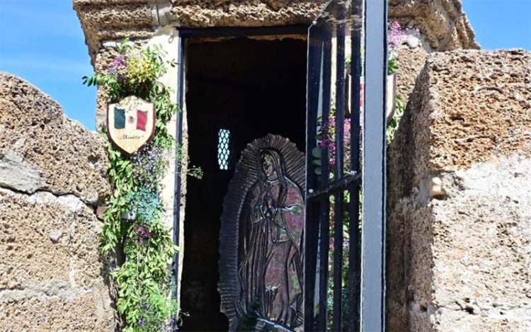 La virgen de Guadalupe ya colocada en una de las garitas defensivas / FOTO: Ayto.