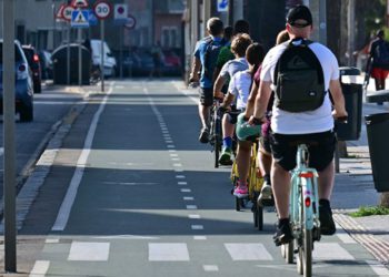 Grupo de turistas por el carril bici del paseo marítimo / FOTO: Eulogio García