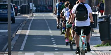 Grupo de turistas por el carril bici del paseo marítimo / FOTO: Eulogio García