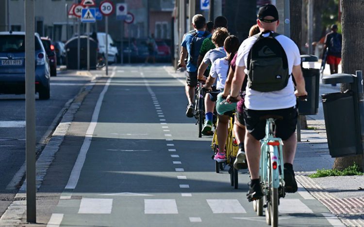 Grupo de turistas por el carril bici del paseo marítimo / FOTO: Eulogio García