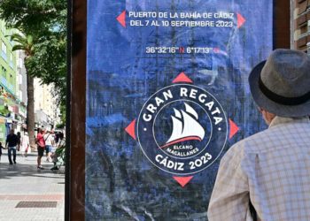 Uno de los muchos carteles que anuncian la Regata en Cádiz / FOTO: Eulogio García