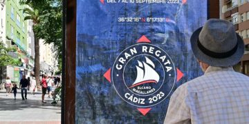 Uno de los muchos carteles que anuncian la Regata en Cádiz / FOTO: Eulogio García