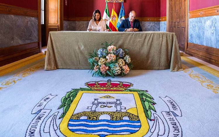 Firmando el convenio de colaboración en el Ayuntamiento / FOTO: Ayto.