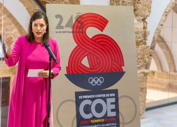 La alcaldesa presentando el cartel de la fiesta / FOTO: Ayto.