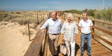 Idílico paseo por uno de los tramos de la pasarela entre dunas / FOTO: Junta