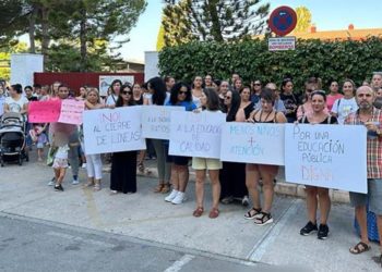 Protesta a las puertas del colegio portuense / FOTO: Ustea
