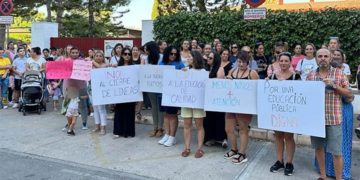 Protesta a las puertas del colegio portuense / FOTO: Ustea