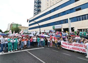 Concentrados frente al Puerta del Mar / FOTO: Eulogio García