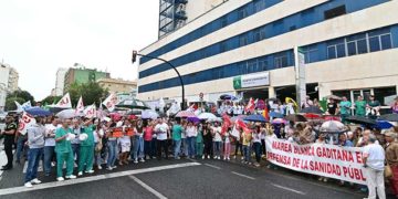 Concentrados frente al Puerta del Mar / FOTO: Eulogio García