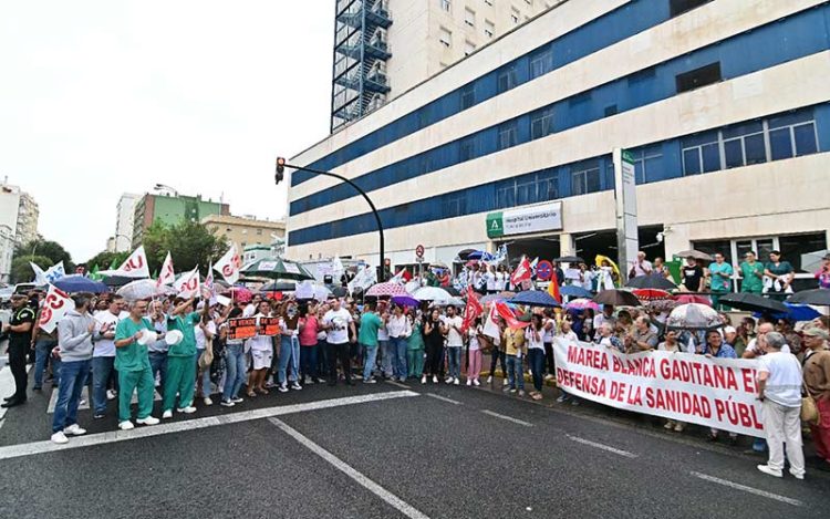 Concentrados frente al Puerta del Mar / FOTO: Eulogio García