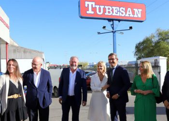 El consejero recibido en una empresa del polígono jerezano de El Portal / FOTO: Ayto.