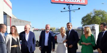 El consejero recibido en una empresa del polígono jerezano de El Portal / FOTO: Ayto.