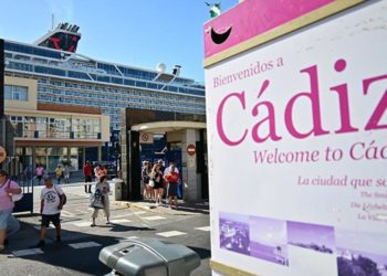 Cruceristas saliendo del muelle tras desembarcar / FOTO: Eulogio García