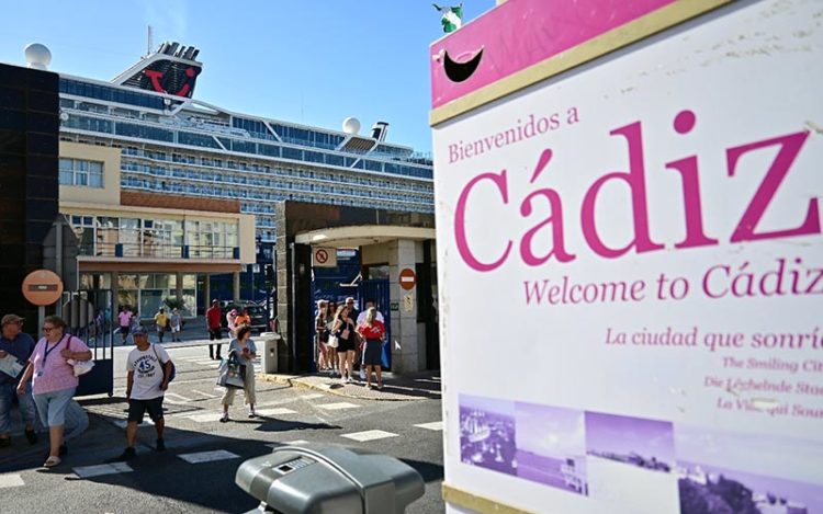 Cruceristas saliendo del muelle tras desembarcar / FOTO: Eulogio García