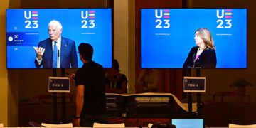 Borrell y Cancela, en su intervención inicial, desde la sala de prensa / FOTO: Eulogio García