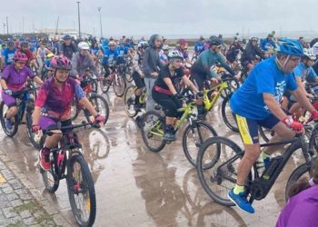 Pedaleando bajo la lluvia / FOTO: Ayto.