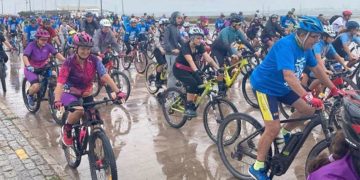 Pedaleando bajo la lluvia / FOTO: Ayto.