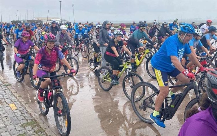Pedaleando bajo la lluvia / FOTO: Ayto.