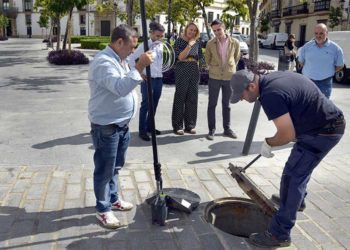 Supervisando las labores en la plaza del Arroyo / FOTO: Ayto.
