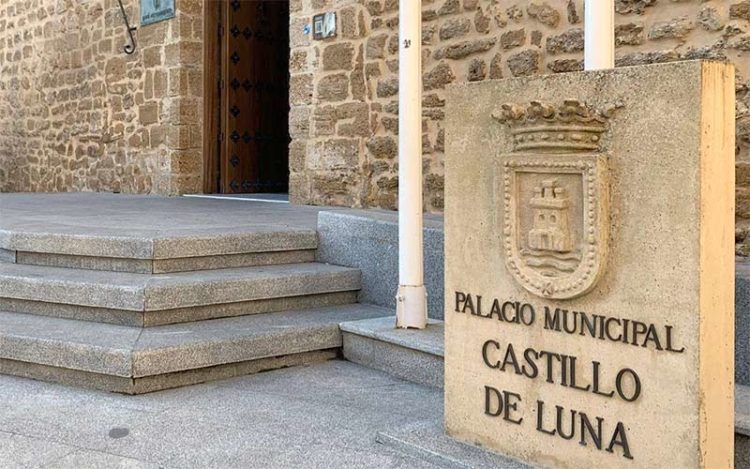 Entrada al Castillo de Luna, sede del Ayuntamiento / FOTO: Ayto.