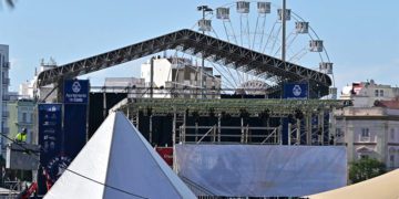 Dando los últimos remates al parque temático del muelle / FOTO: Eulogio García